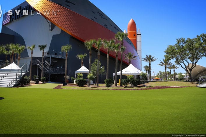 commercial lawn in front of museum with artificial grass