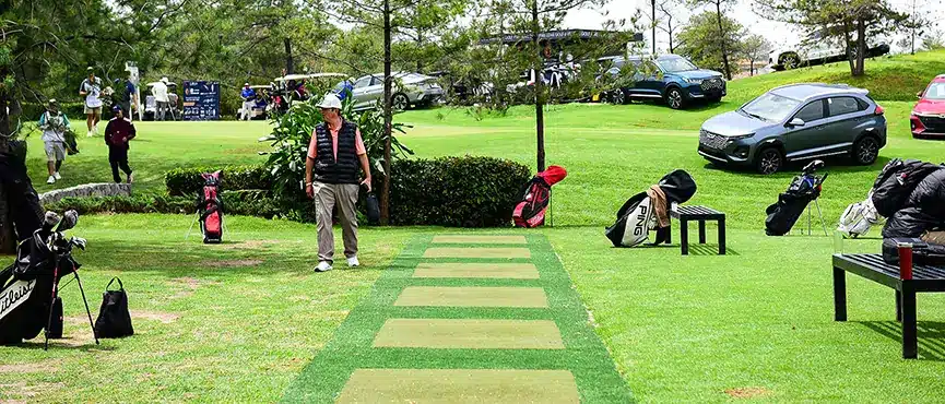 Golfers practicing on artificial grass from SYNLawn