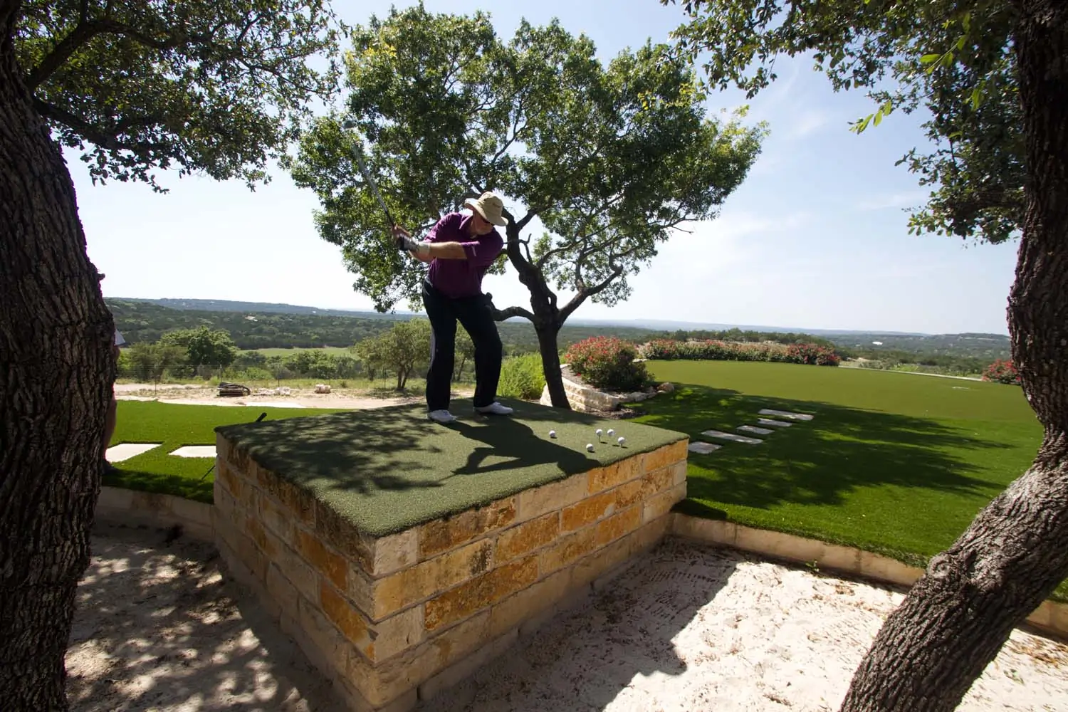 Golfer teeing off on SYNLawn artificial grass